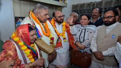 Photo of यूपी: कैबिनेट मंत्री ने दीप्ति शर्मा के माता-पिता का किया सम्मान