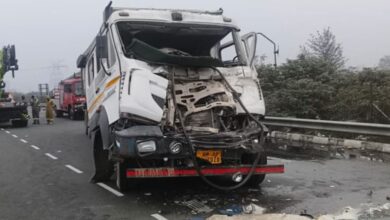 Photo of खड़ी बस में डंपर ने मारी टक्कर, तीन सवारियां घायल