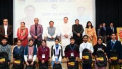 Photo of सीएम धामी ने उत्तराखंड बोर्ड परीक्षा –2025 टॉपर छात्र–छात्राओं को हरी झंडी दिखाकर किया रवाना