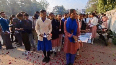 Photo of यूपी बोर्ड परीक्षाओं का हुआ शुभारंभ: परीक्षा केंद्रों पर पुष्पवर्षा व टीका लगाकर किया परीक्षार्थियों का स्वागत