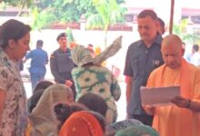Photo of गोरखनाथ मंदिर में जनता दर्शन : CM योगी ने सुनीं फरियादें, बोले- चिंता मत करिए, सरकार समाधान के लिए प्रतिबद्ध