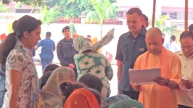 Photo of गोरखनाथ मंदिर में जनता दर्शन : CM योगी ने सुनीं फरियादें, बोले- चिंता मत करिए, सरकार समाधान के लिए प्रतिबद्ध