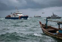Photo of Indonesia के Java Sea में जहाज पलटा, 6 शव बरामद और 129 लापता यात्रियों की तलाश जारी