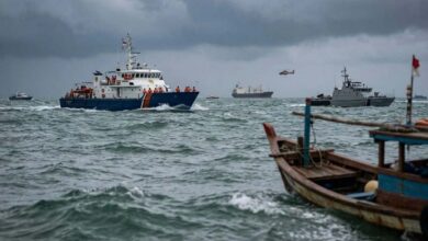 Photo of Indonesia के Java Sea में जहाज पलटा, 6 शव बरामद और 129 लापता यात्रियों की तलाश जारी
