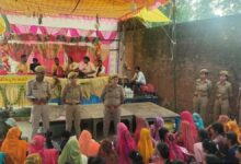 Photo of हरदोई में दुर्गा पंडाल पहुंची पुलिस, महिलाओं को बताए 1090, 181 और 112 के फायदे