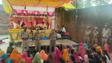 Photo of हरदोई में दुर्गा पंडाल पहुंची पुलिस, महिलाओं को बताए 1090, 181 और 112 के फायदे