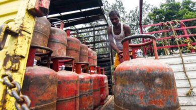 Photo of महंगाई का बड़ा झटका! विमान ईंधन ATF ₹16/लीटर तो कमर्शियल LPG ₹62.59 हुआ महंगा, जानें आपकी जेब पर क्या पड़ेगा असर